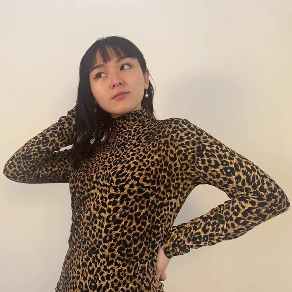Stretchy long sleeve cheetah turtleneck
